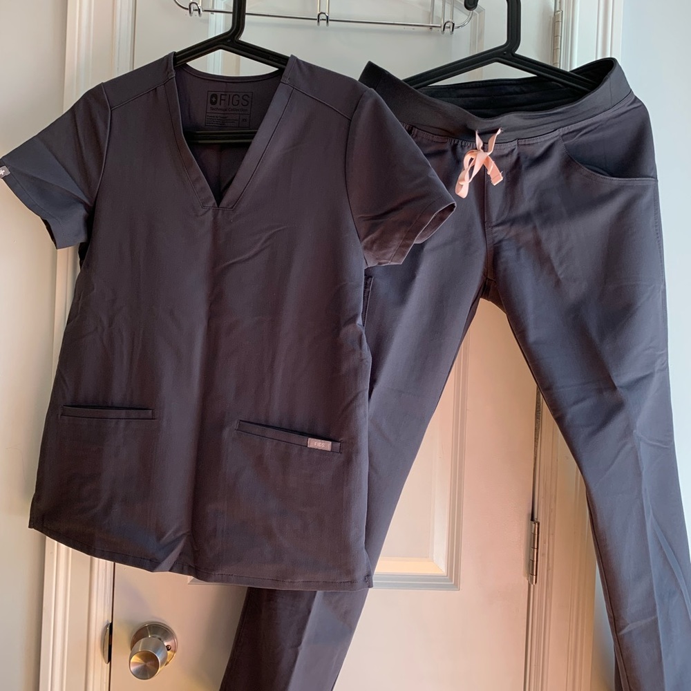 FIGS - Casma Three-Pocket Scrub Top and Kade Cargo Scrub Pants Women’s scrub set